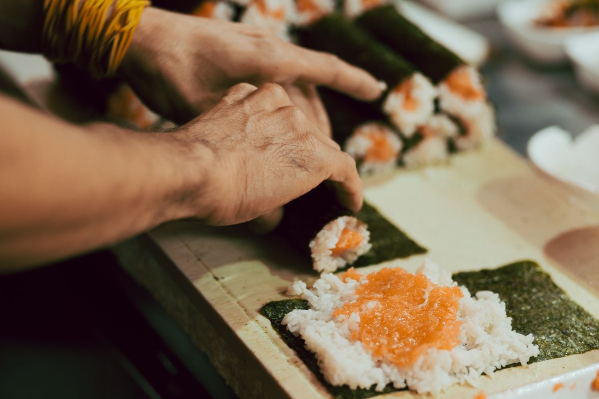 Příprava čerstvých surovin na sushi