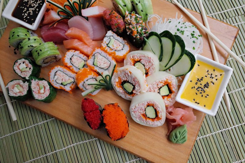 Ruční skládání sushi setu